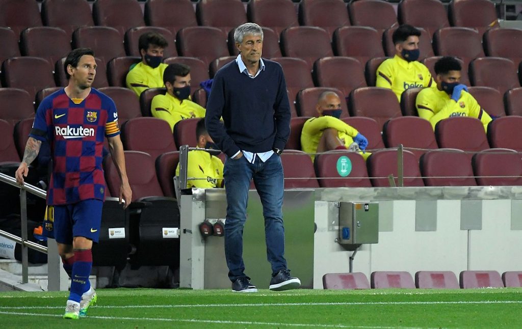 quique setien y leo messi durante un partido del pasado curso Former Barcelona manager Quique Setien to Lionel Messi: "If you don't like what I say, there you have the door"