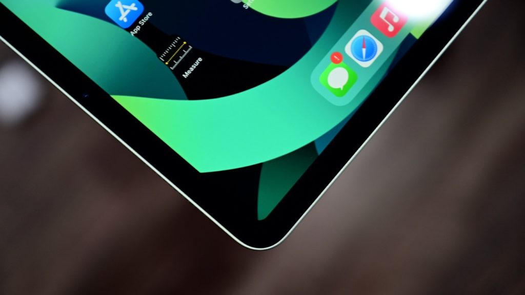 40659 78408 210305 iPadAir xl OLED iPad will be the deciding factor for a future OLED MacBook in 2022