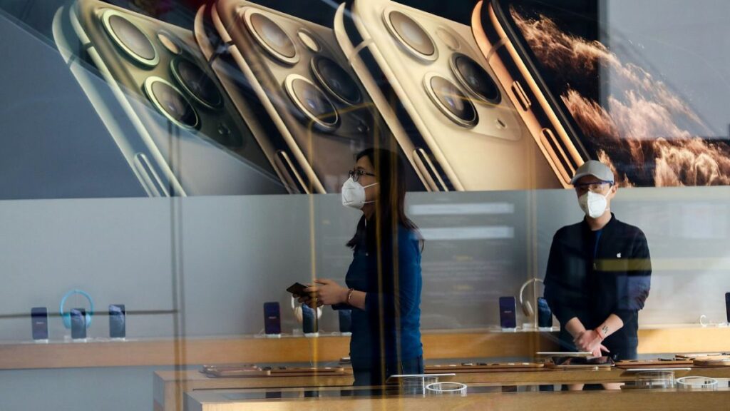 Apple supplier Foxconn quadruples bonuses for workers affected by the China COVID lockdown