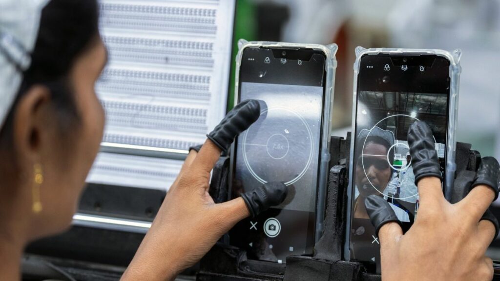 Apple supplier Foxconn quadruples bonuses for workers affected by the China COVID lockdown