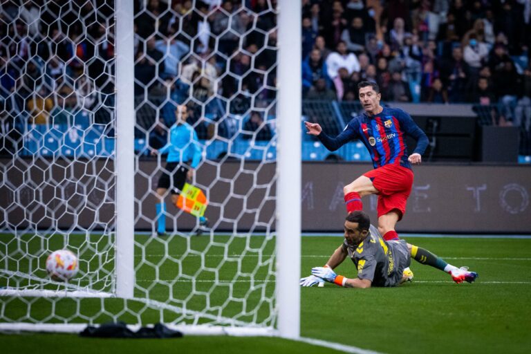 Robert Lewandowski commits to Barcelona until 2026 with hat-trick against Valencia