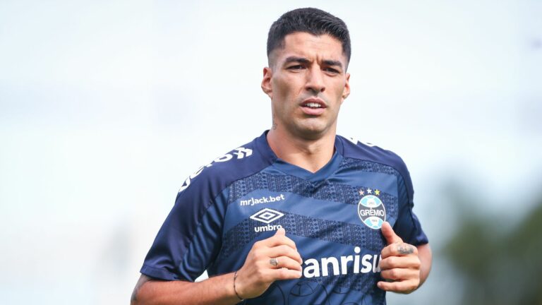 Uruguayan legend Luis Suarez joins Gremio