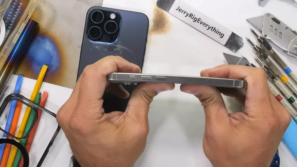 JerryRigEverything durability test