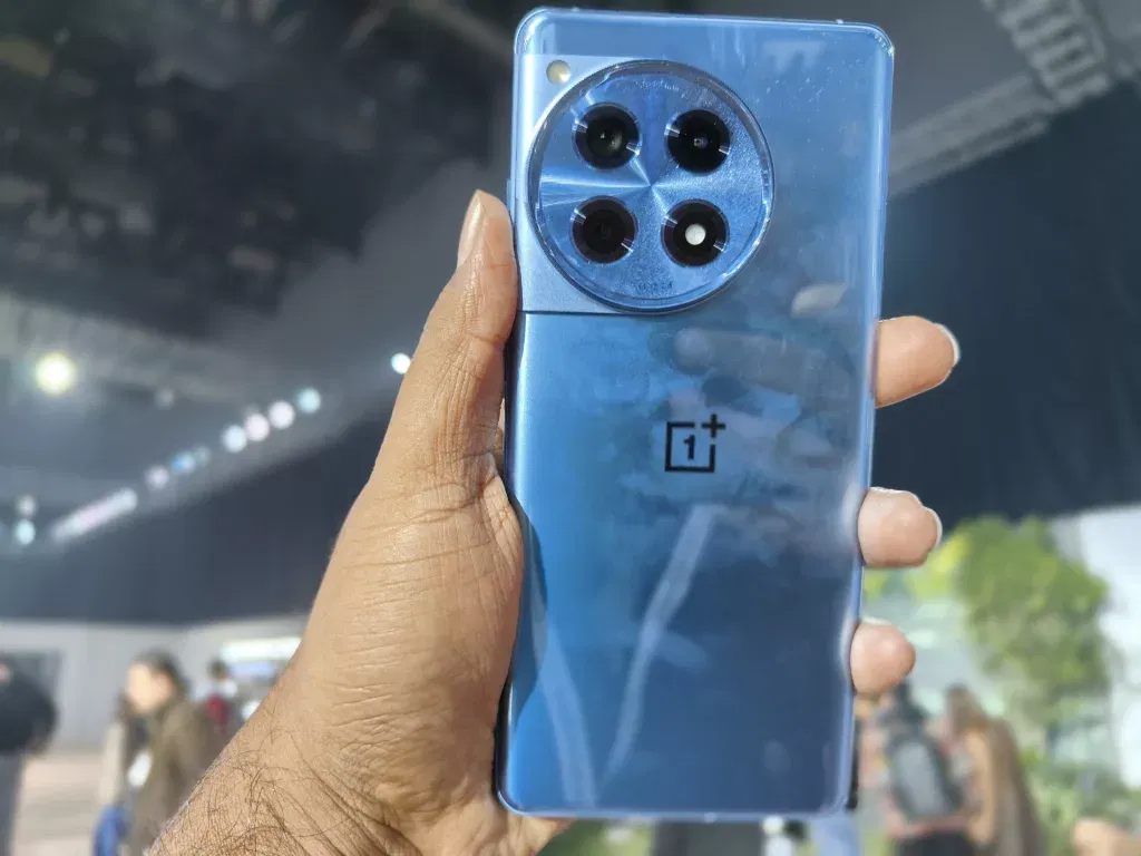 The OnePlus 12, which runs on the Snapdragon 8 Gen 3 chip, will be the star product of the company's launch event. With features including a 4,500 mAh battery, wireless charging, and a 4th generation Hasselblad camera system, the OnePlus 12 is anticipated to be a huge improvement over its predecessor. 