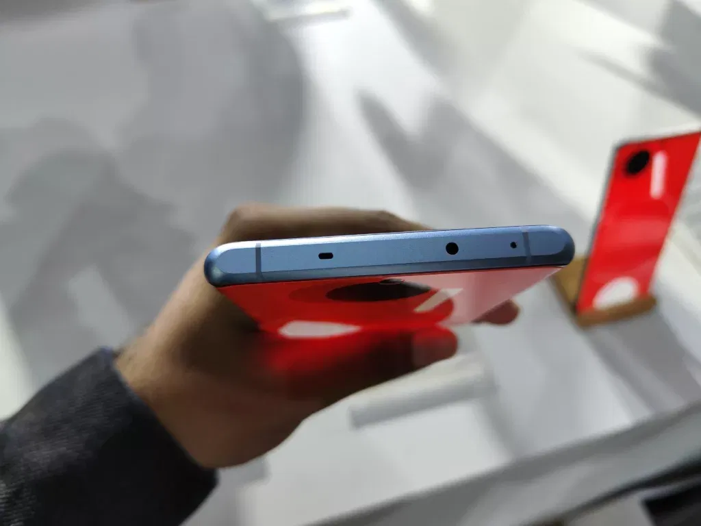 The OnePlus 12, which runs on the Snapdragon 8 Gen 3 chip, will be the star product of the company's launch event. With features including a 4,500 mAh battery, wireless charging, and a 4th generation Hasselblad camera system, the OnePlus 12 is anticipated to be a huge improvement over its predecessor. 