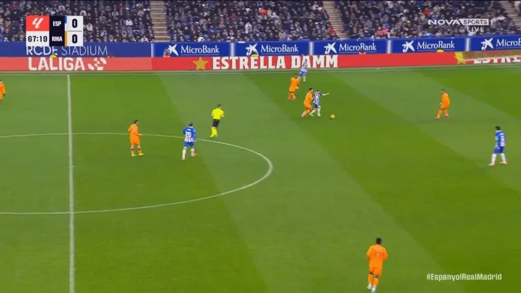Bellingham forces Lozano to turn back and puts his side in a position to counter press 1 Real Madrid vs Atlético Madrid: How Will The Teams Set Up and What Tactics Will They Use to Get the Better of Each Other