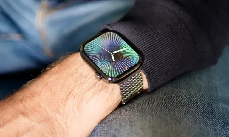Global Smartwatch Shipments Drop 7% in 2024, Apple Leads