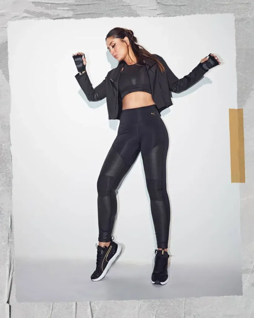 kareesn 14 Sexiest Photos: Kareena Kapoor Hot Photo Gallery in 2025