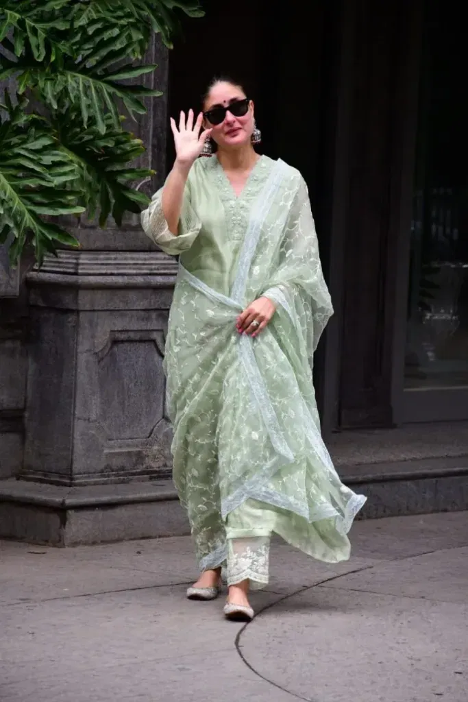 kareesn 3 Sexiest Photos: Kareena Kapoor Hot Photo Gallery in 2025