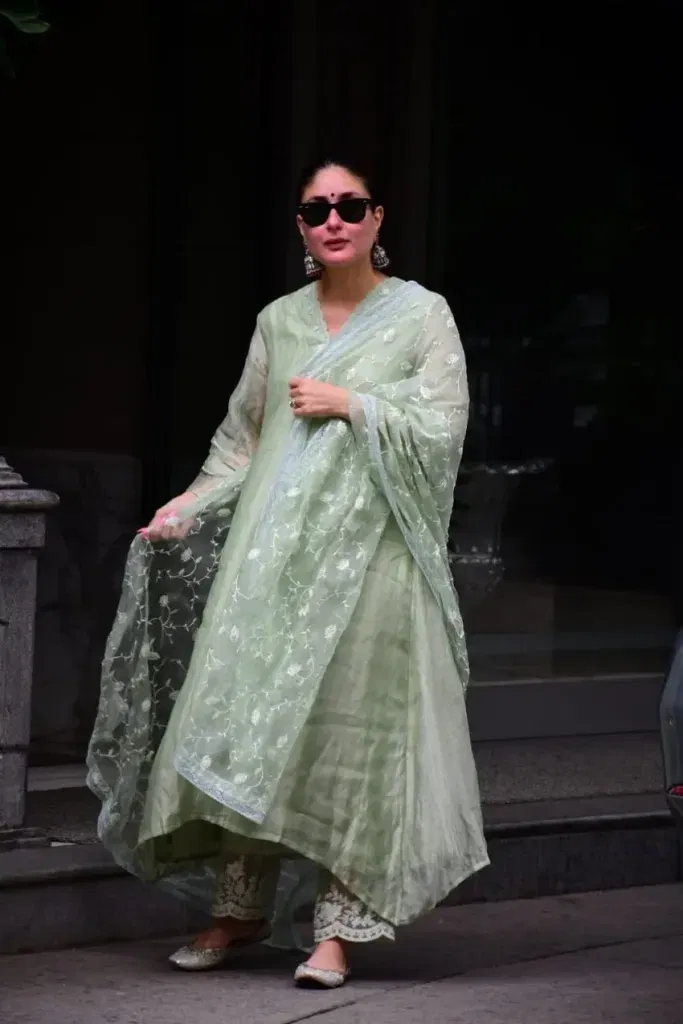kareesn 5 Sexiest Photos: Kareena Kapoor Hot Photo Gallery in 2025
