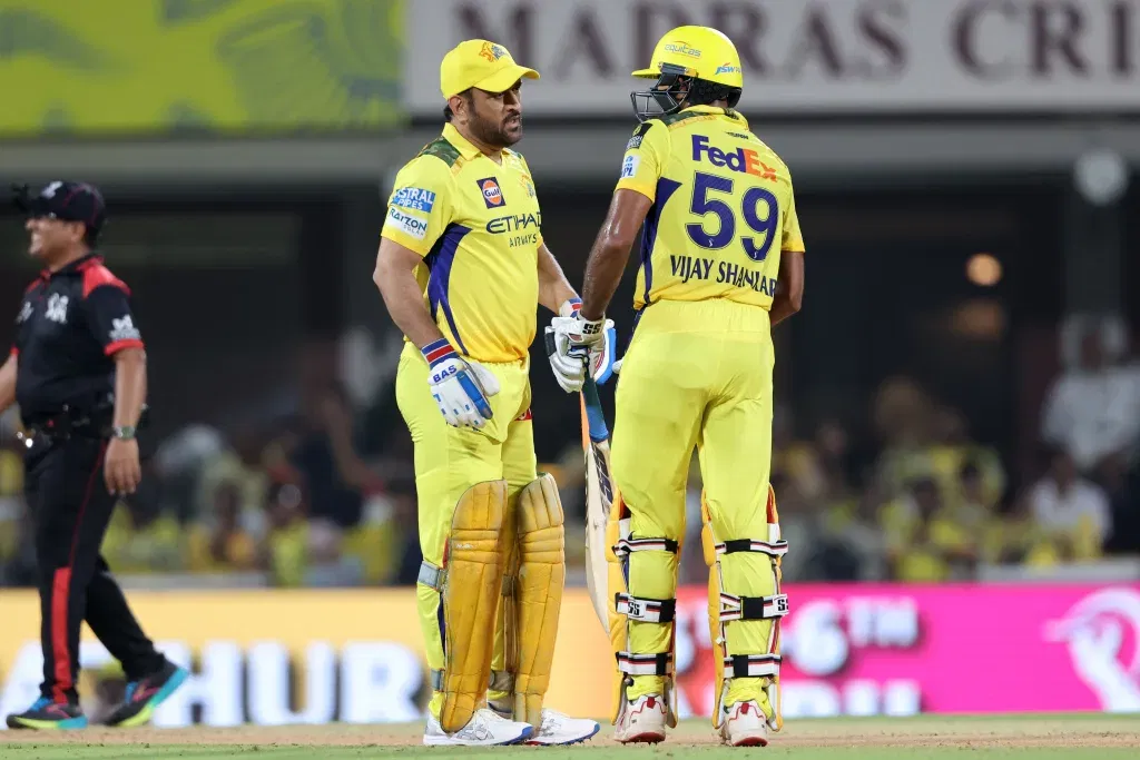 MS Dhoni and Vijay Shankar 1 IPL 2025: MS Dhoni Reclaims CSK Captaincy as Ruturaj Gaikwad Ruled Out of IPL 2025 with Elbow Fracture