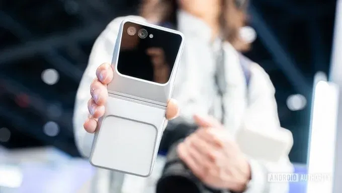 Samsung polygon foldable hands onag