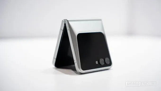 Samsung polygon foldable hands onga