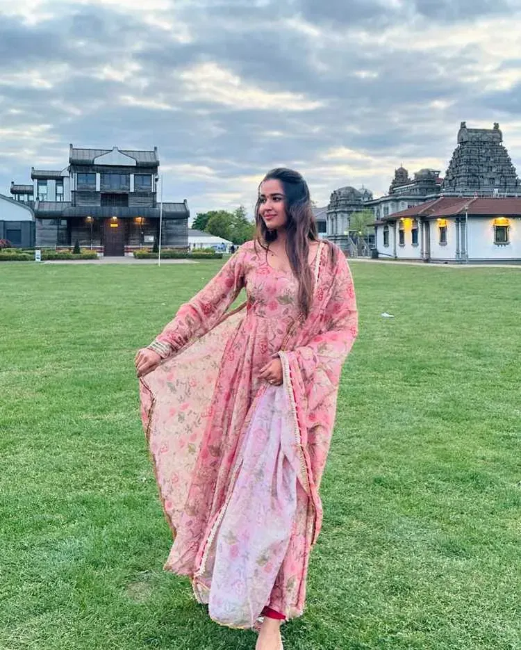 Pujita Ponnada Latest Photoshoot: A Mesmerizing Gallery Showcasing the Actress’s Glamorous New Look