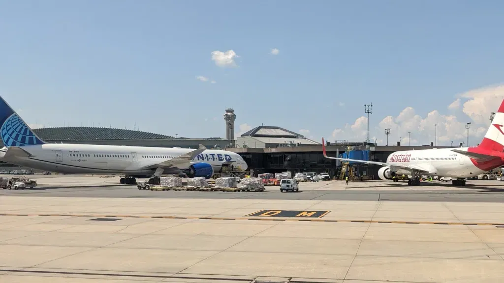 US Airline Shutdown Leaves Thousands Stranded: Travel Chaos Unfolds