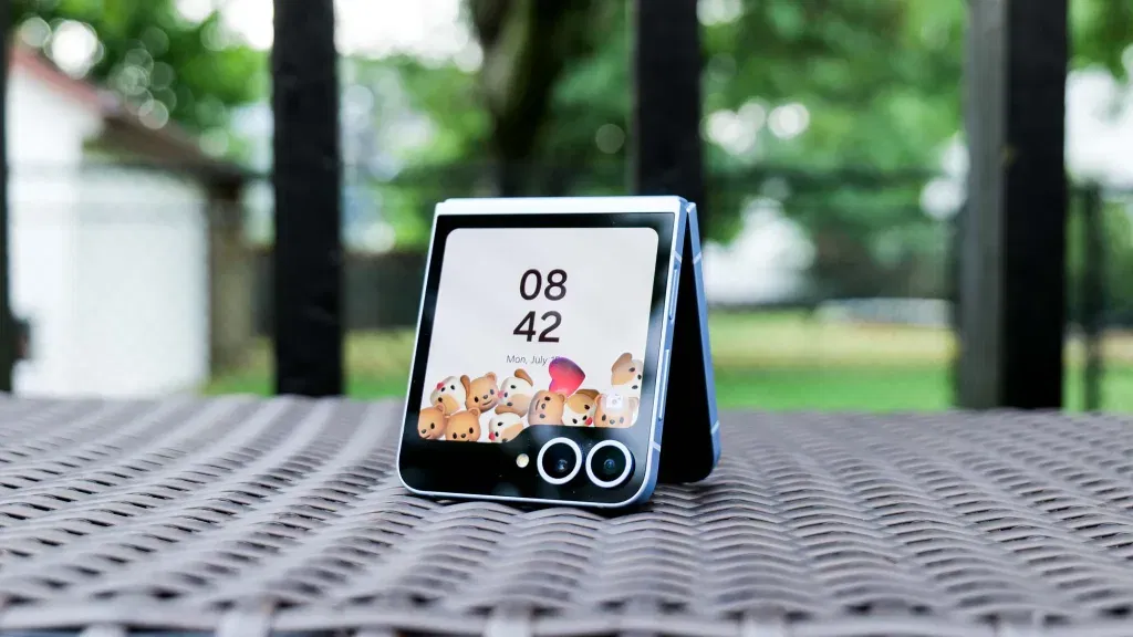 Galaxy Z Flip 7 Gets Massive 4-Inch Cover Screen: July 9 Launch