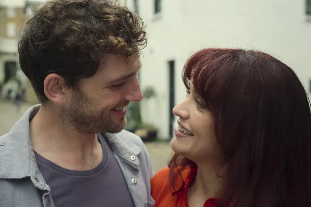 Laurie davidson and olivia cooke stars in the girlfriend on prime video