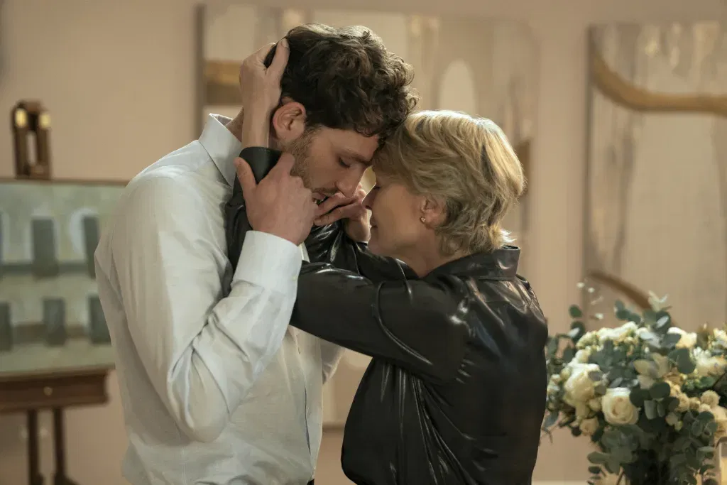 Laurie davidson and robin wright stars in the girlfriend
