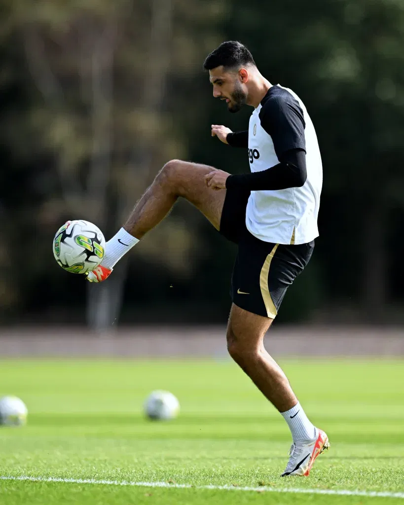 Armando broja to join burnley