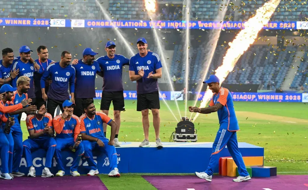 India refused to accept trophy despite beating pakistan