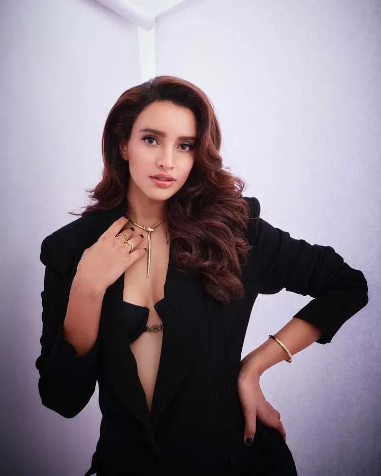 Triptii Dimri’s Dussehra 2025 Photoshoot: Elegant, Contemporary, and Festively Chic